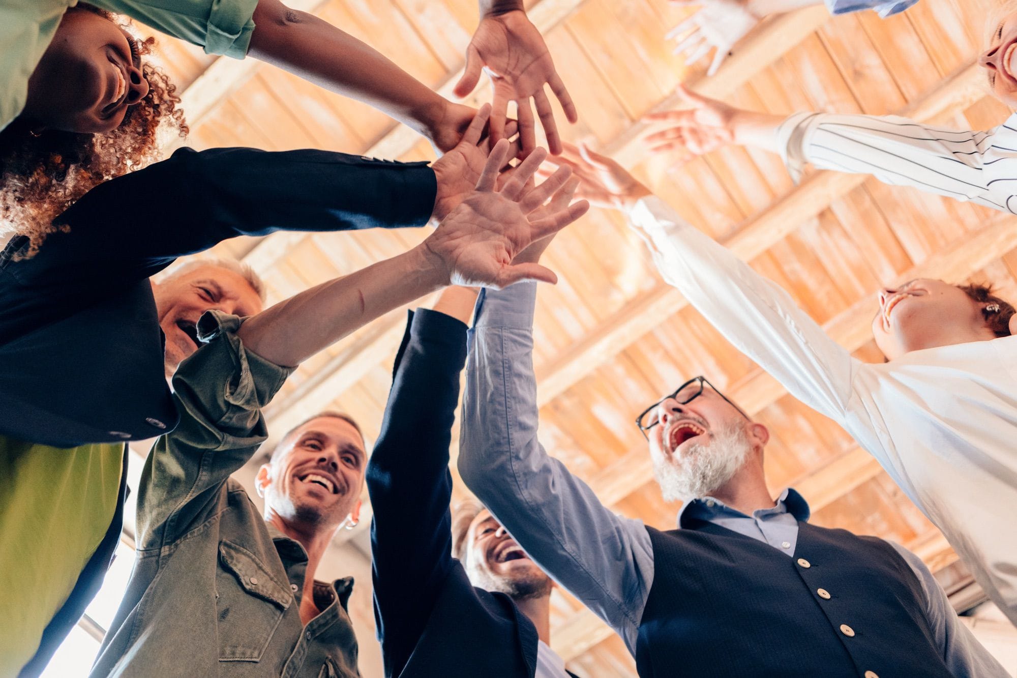 Collaborazione tra i soci del Rotary Club Persone festeggiano il raggiungimento di un traguardo.
