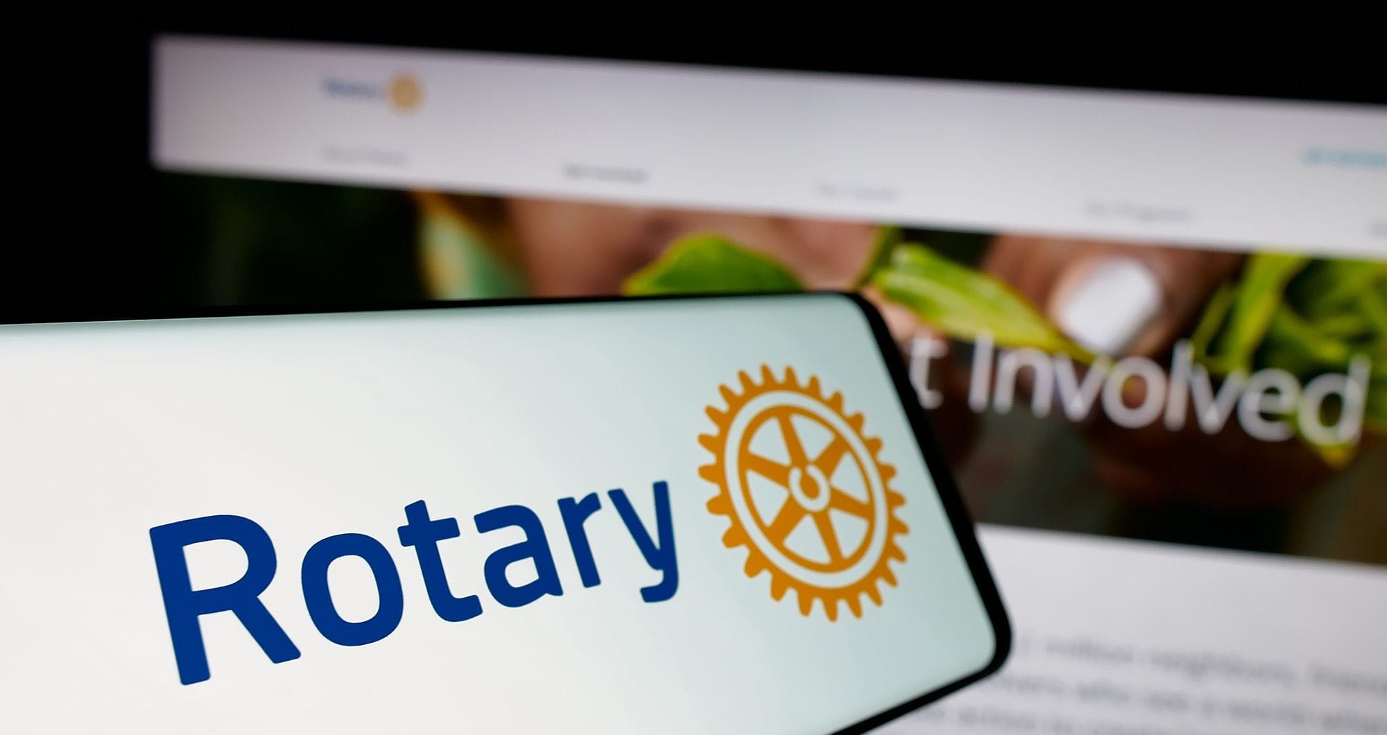 Smartphone Rotary sito web Foto di uno smartphone con il logo Rotary in primo piano.